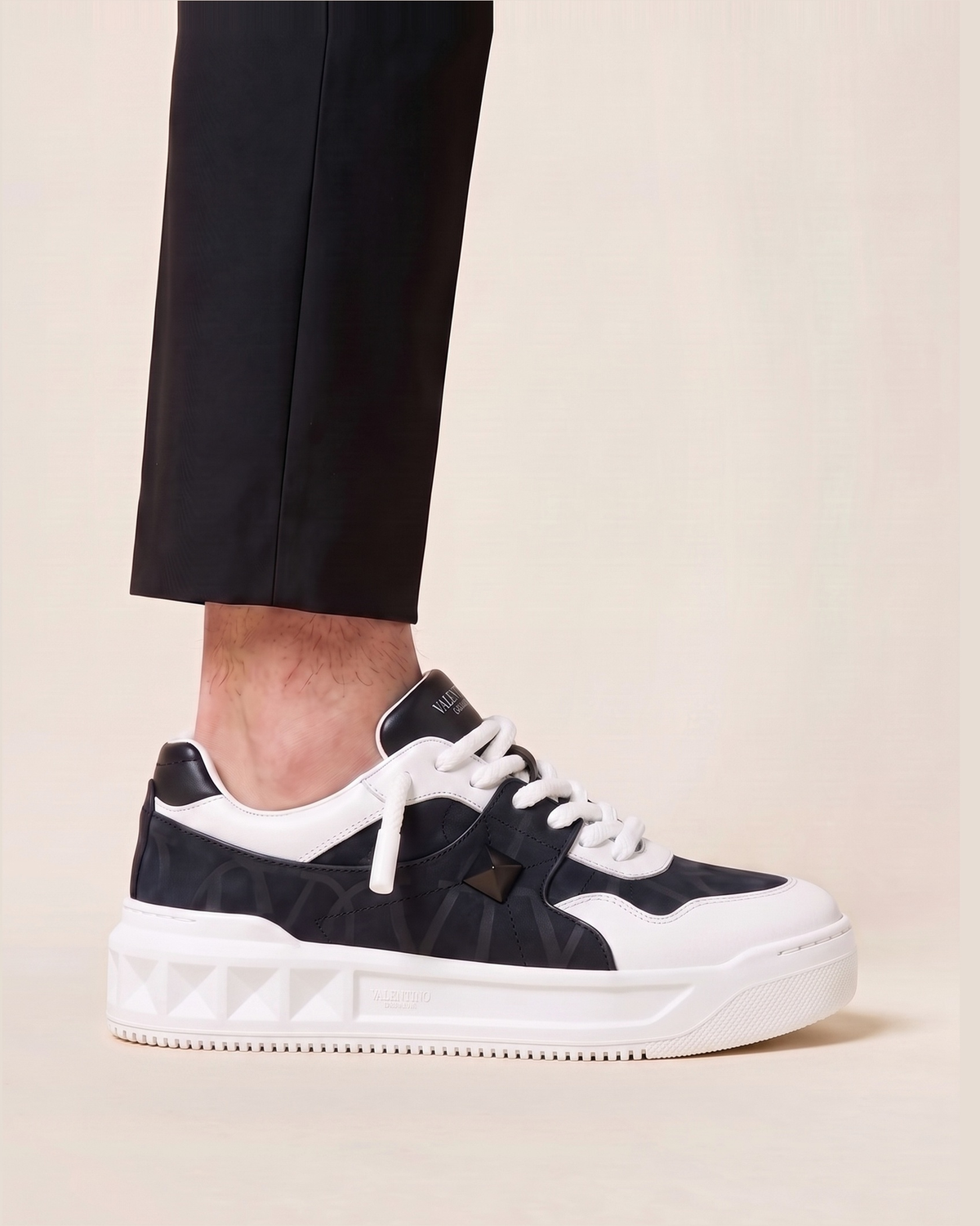 Valentino bela s crnim