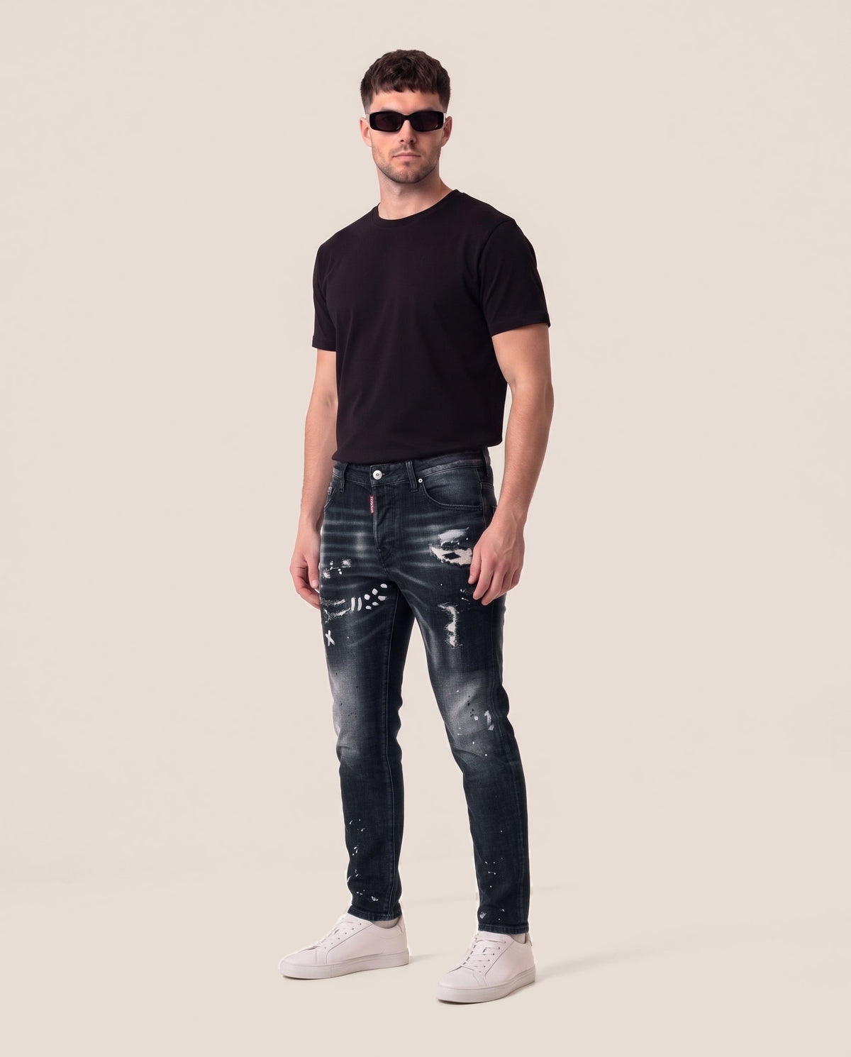 Dsquared2 črne kavbojke s poslikavo in zašitimi raztrganinami, sprednji pogled