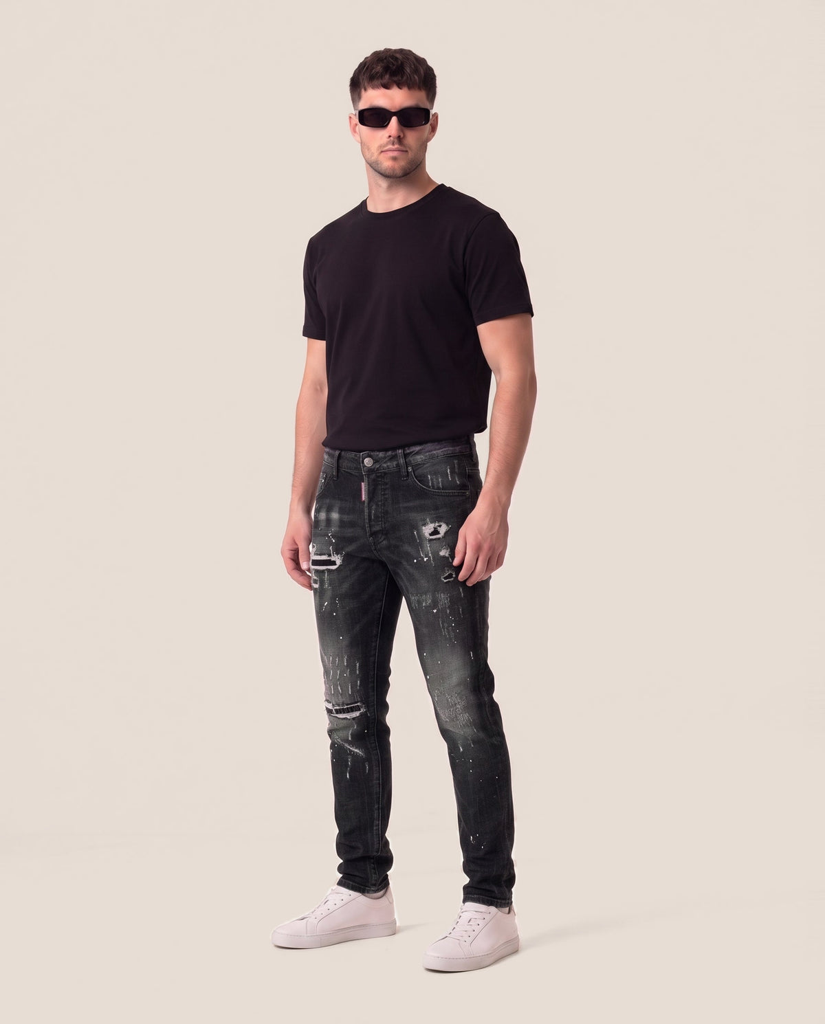 Dsquared2 črne kavbojke z raztrganinami in praskami, sprednji pogled