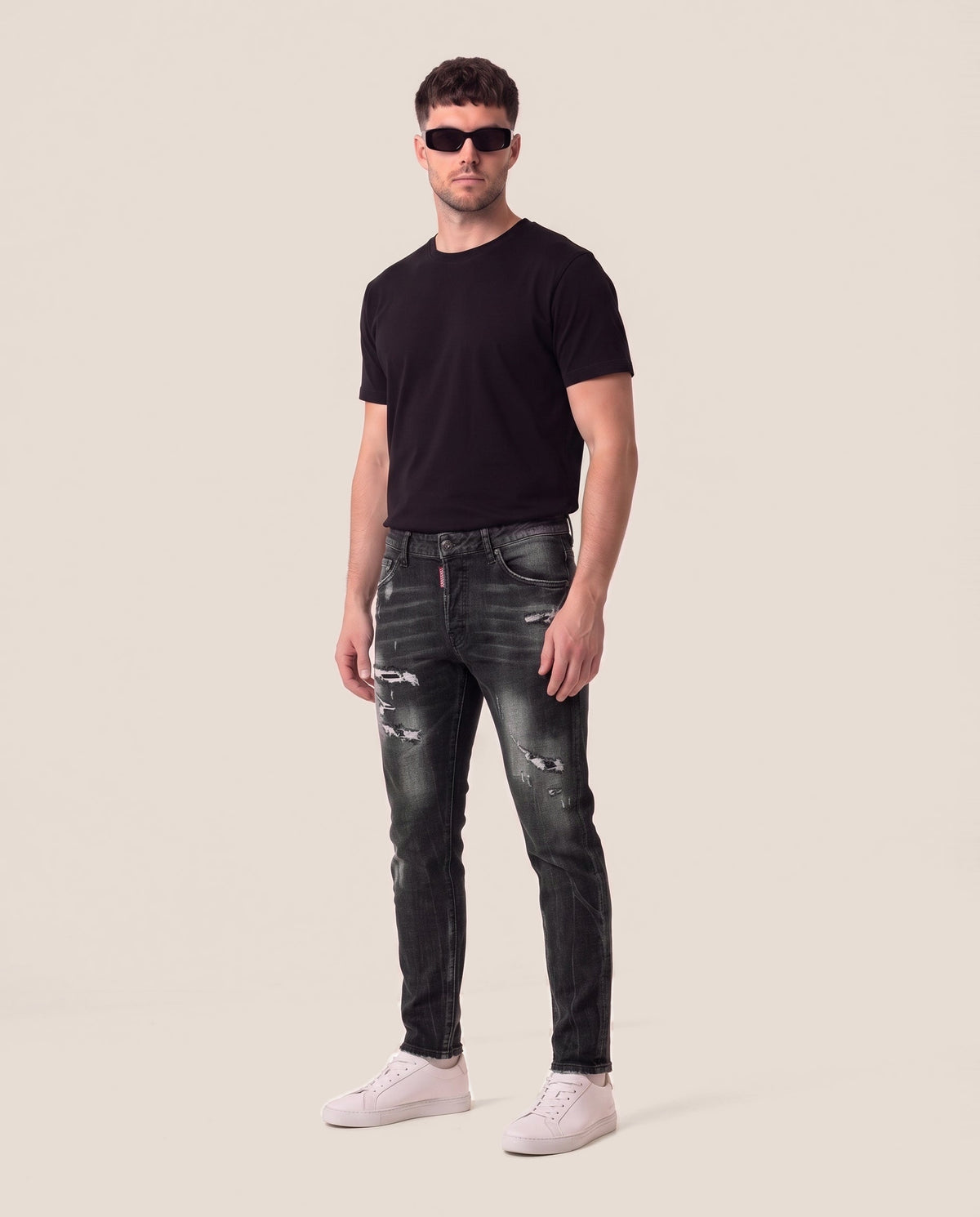 Dsquared2 črne kavbojke z razcefranimi raztrganinami, sprednji pogled