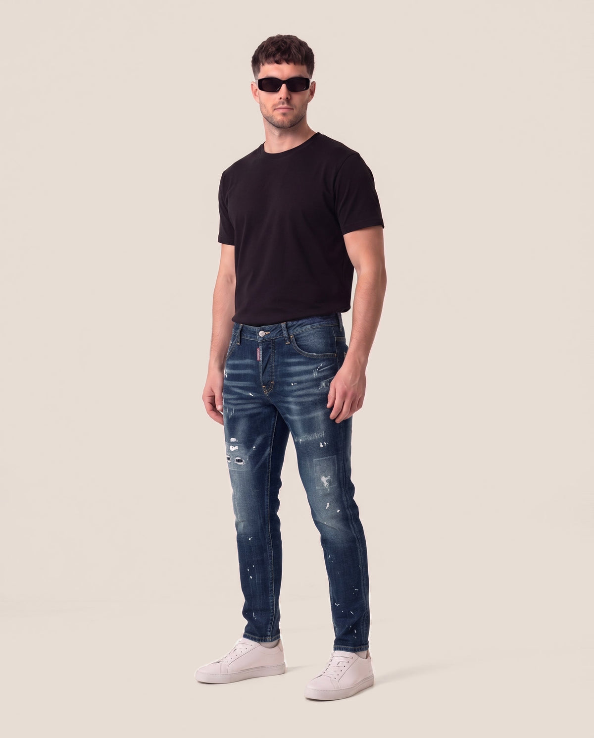 Dsquared2 temno modre kavbojke z našitki in barvo, sprednji pogled