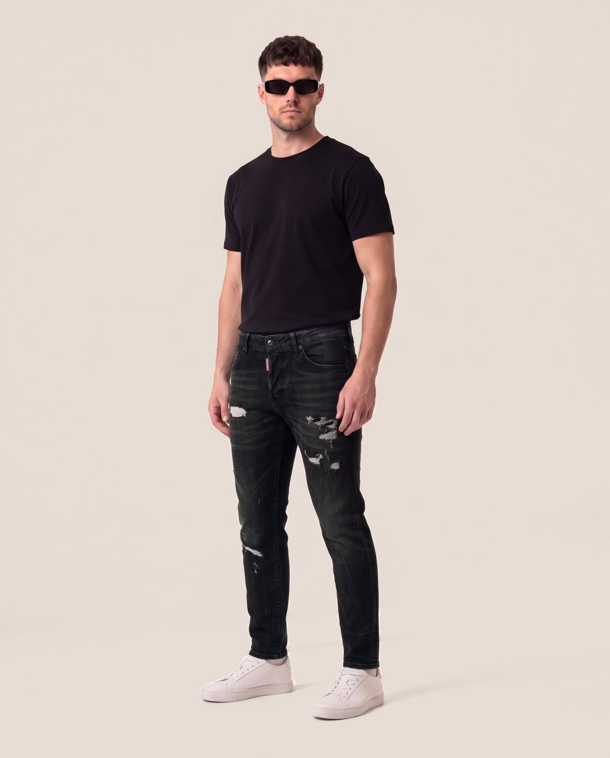 Dsquared2 črne kavbojke z raztrganimi stegni, sprednji pogled