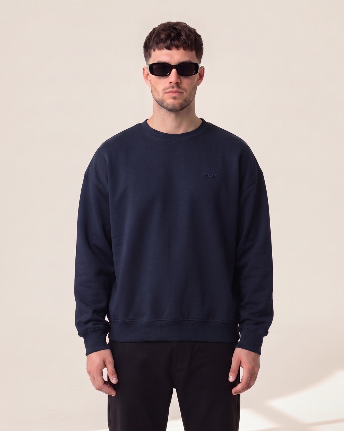 Hugo Boss pulover z vtisnjenim napisom, temno modra