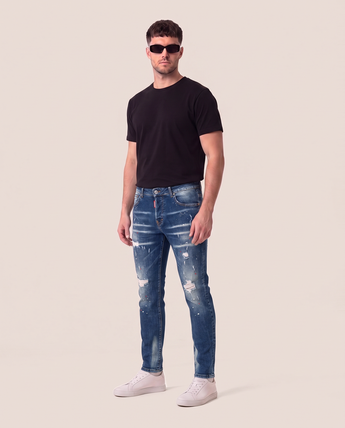 Dsquared2 modre raztrgane kavbojke z belimi in rdečimi packami, sprednji pogled